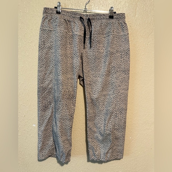 Lululemon Step Lively Crop in Dottie Dash Grain‎ Size 8 - Picture 3 of 7